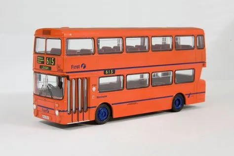 46928 choosing diecast model bus