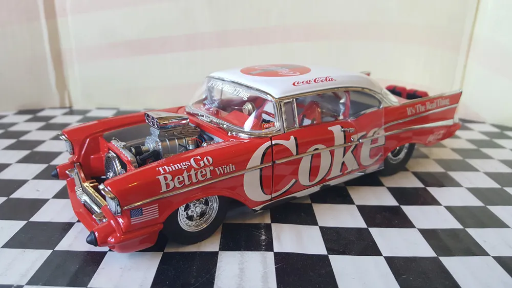 /img/46932-danbury-mint-diecast-car-models-display.webp