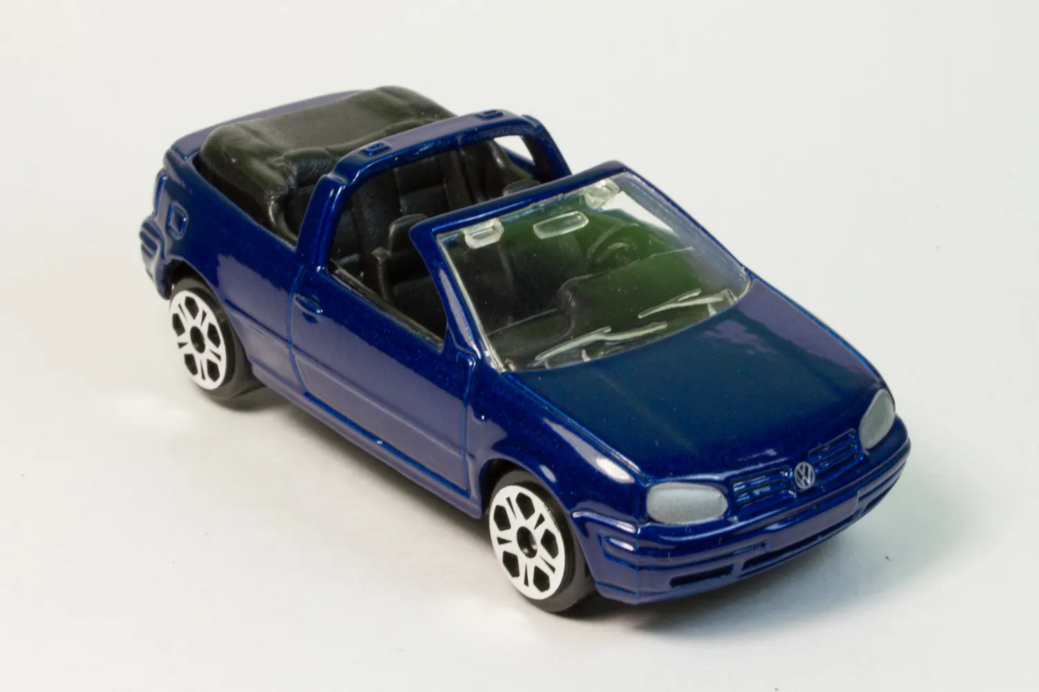 /img/46985-diecast-model-display.webp