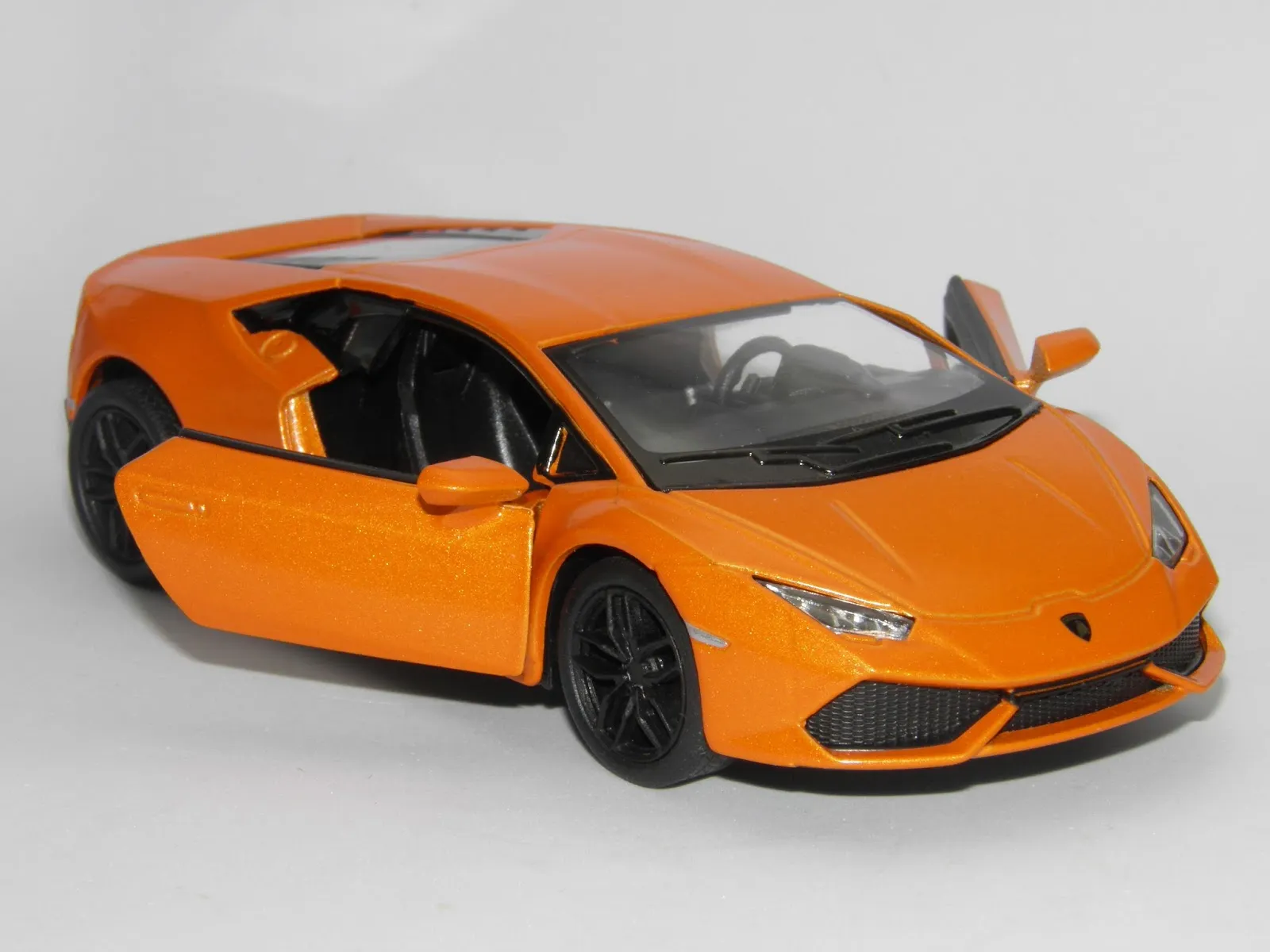 47015 lamborghini huracan diecast detailed features
