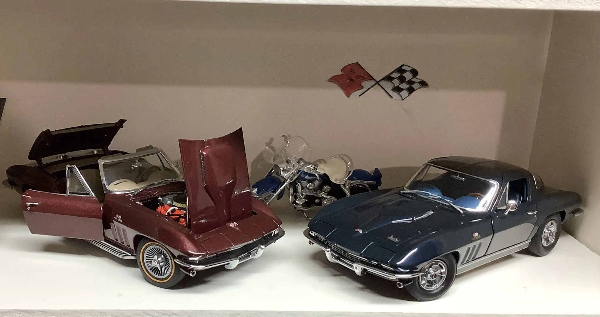 /img/47038-diecast-corvette-display.webp