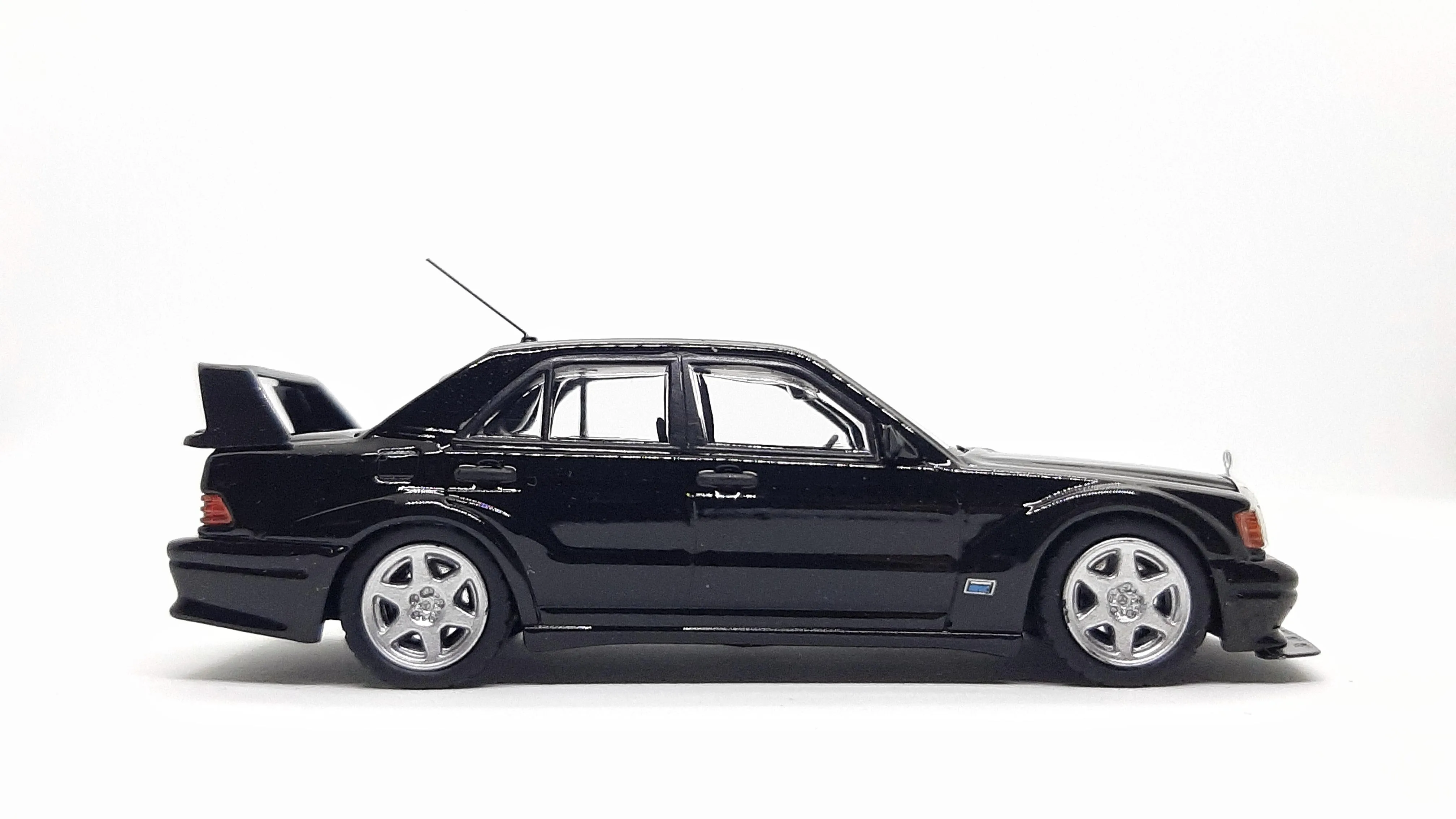 /img/47039-mercedes-190e-diecast-models-collectible.webp