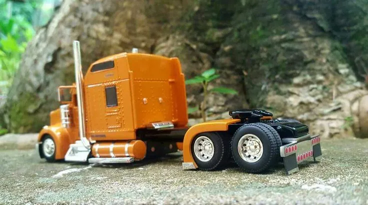 /img/47070-dcp-diecast-trucks-collecting.webp