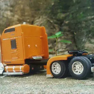 /img/47070-dcp-diecast-trucks-collecting.webp