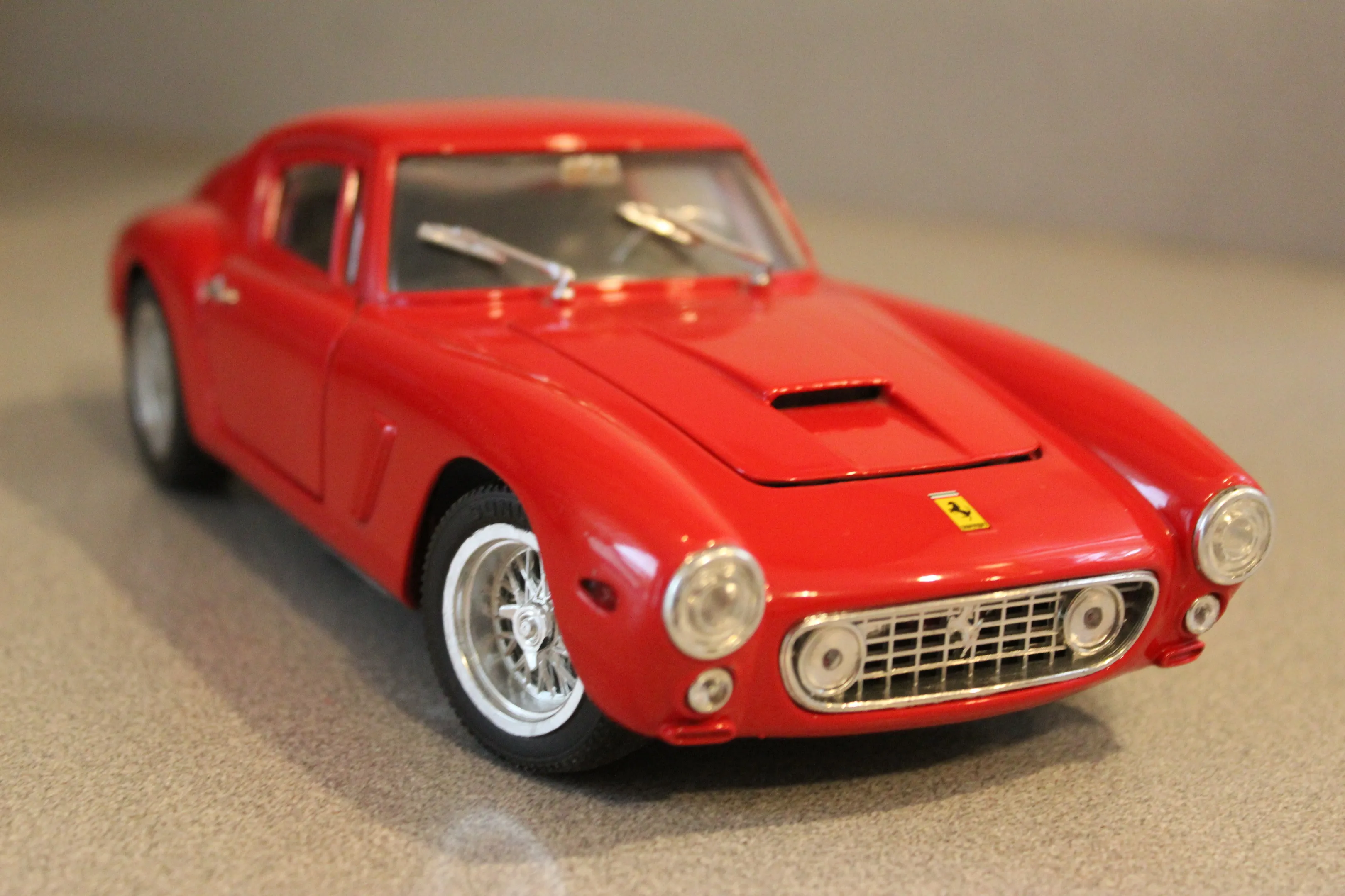 /img/47072-high-quality-diecast-cars-display.webp