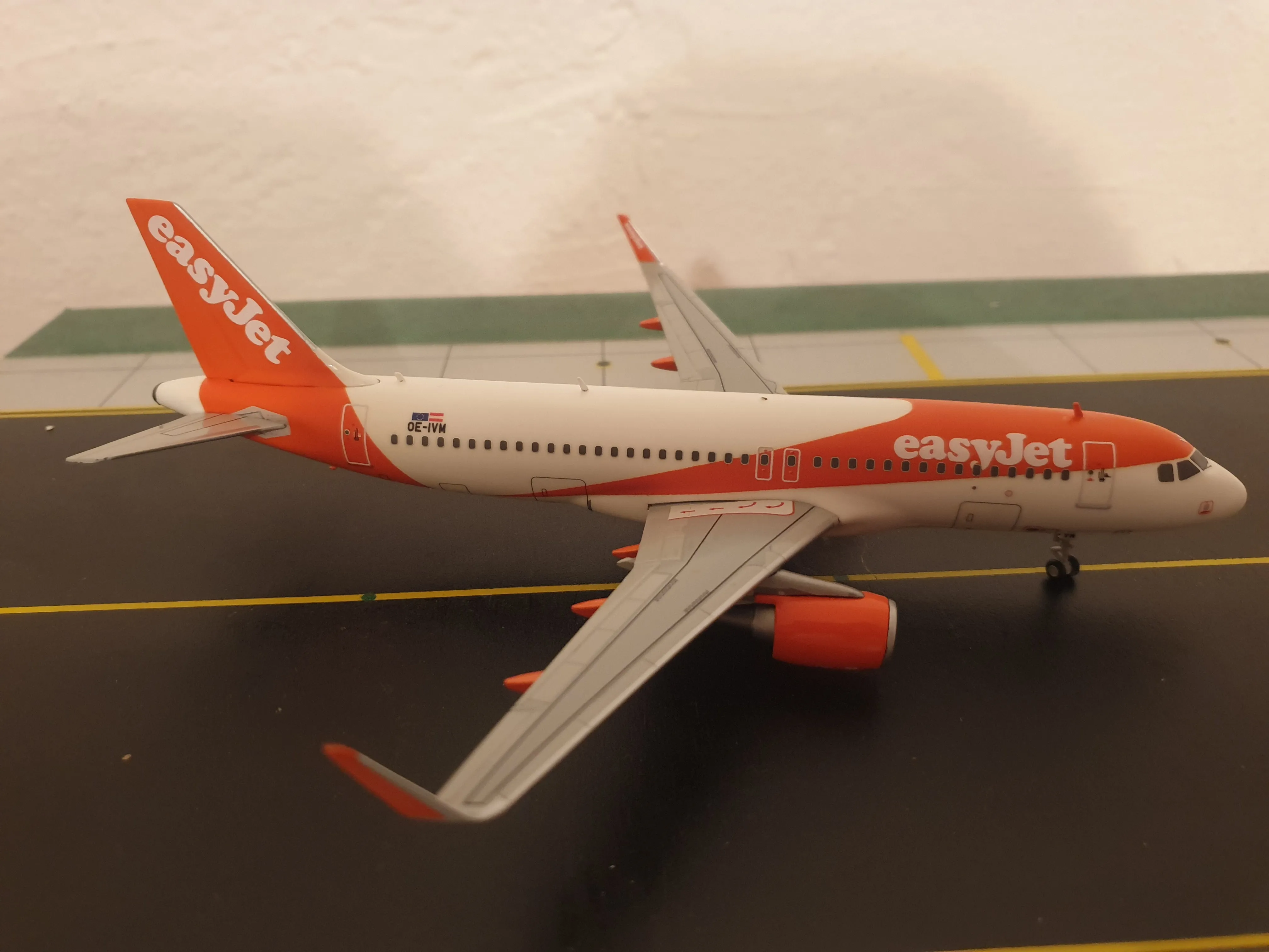 /img/47092-easyjet-diecast-display-case.webp