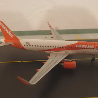 /img/47092-easyjet-diecast-display-case.webp