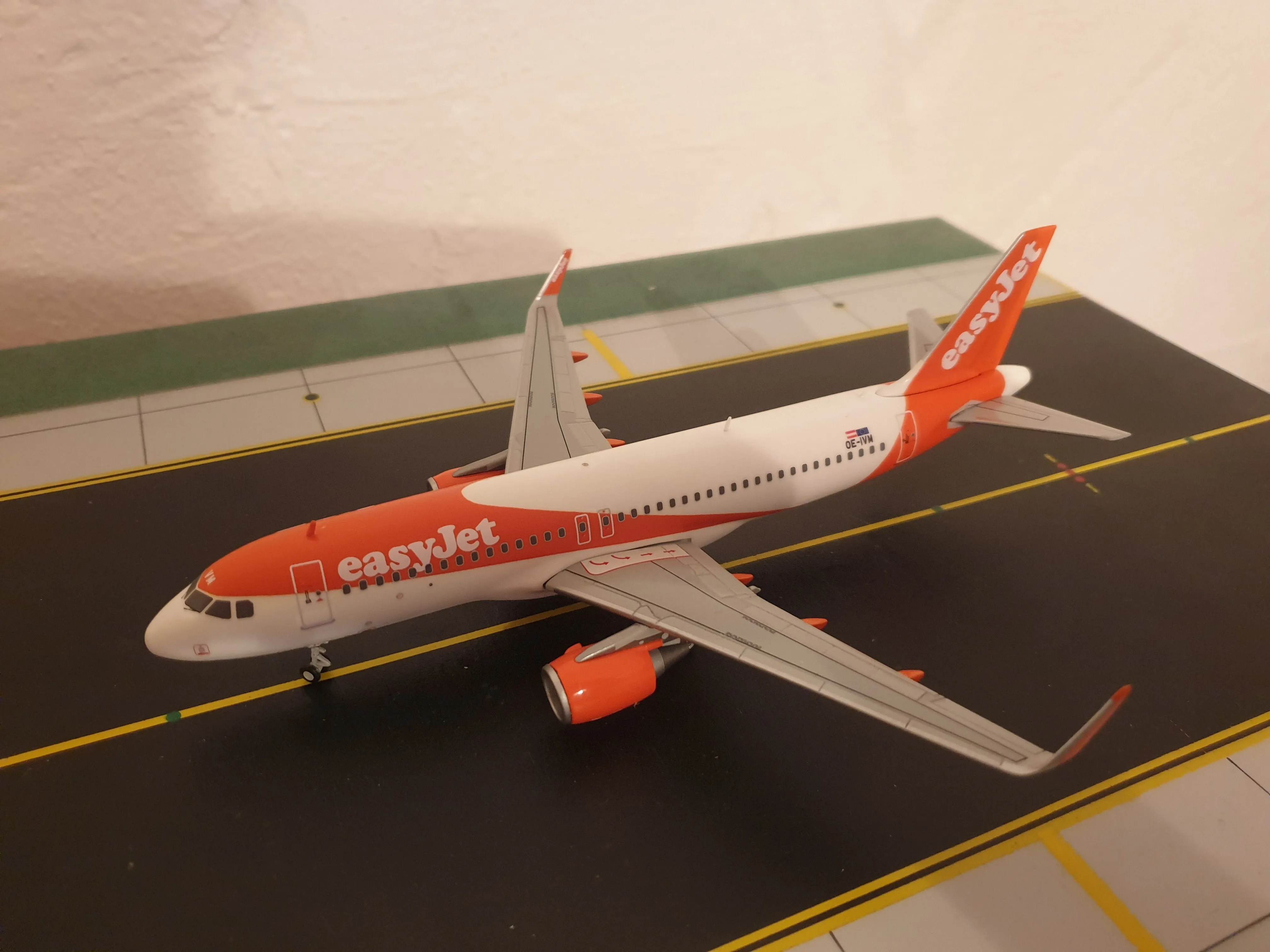 47092 easyjet embraer e190 diecast