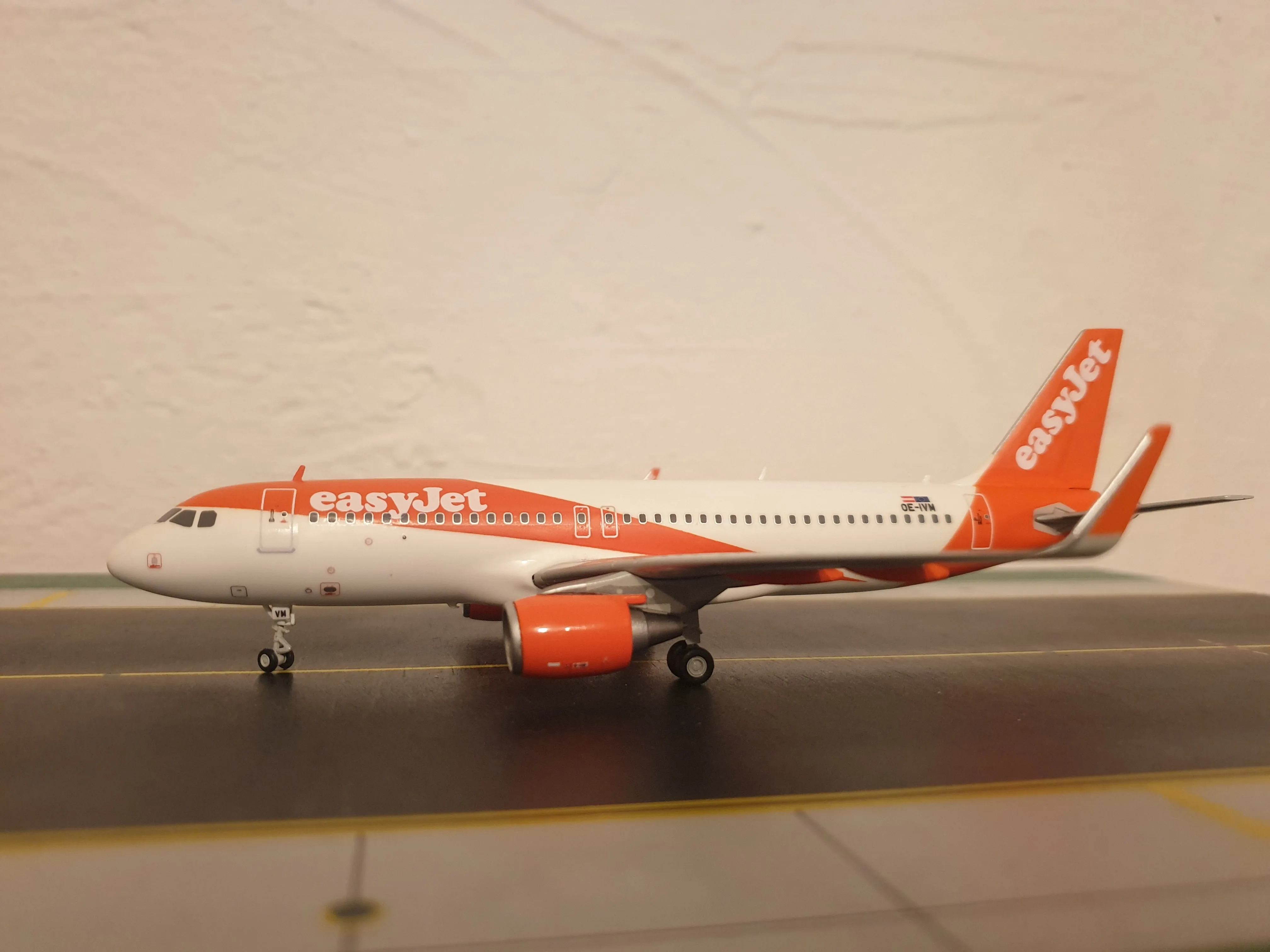 47092 easyjet special edition diecast