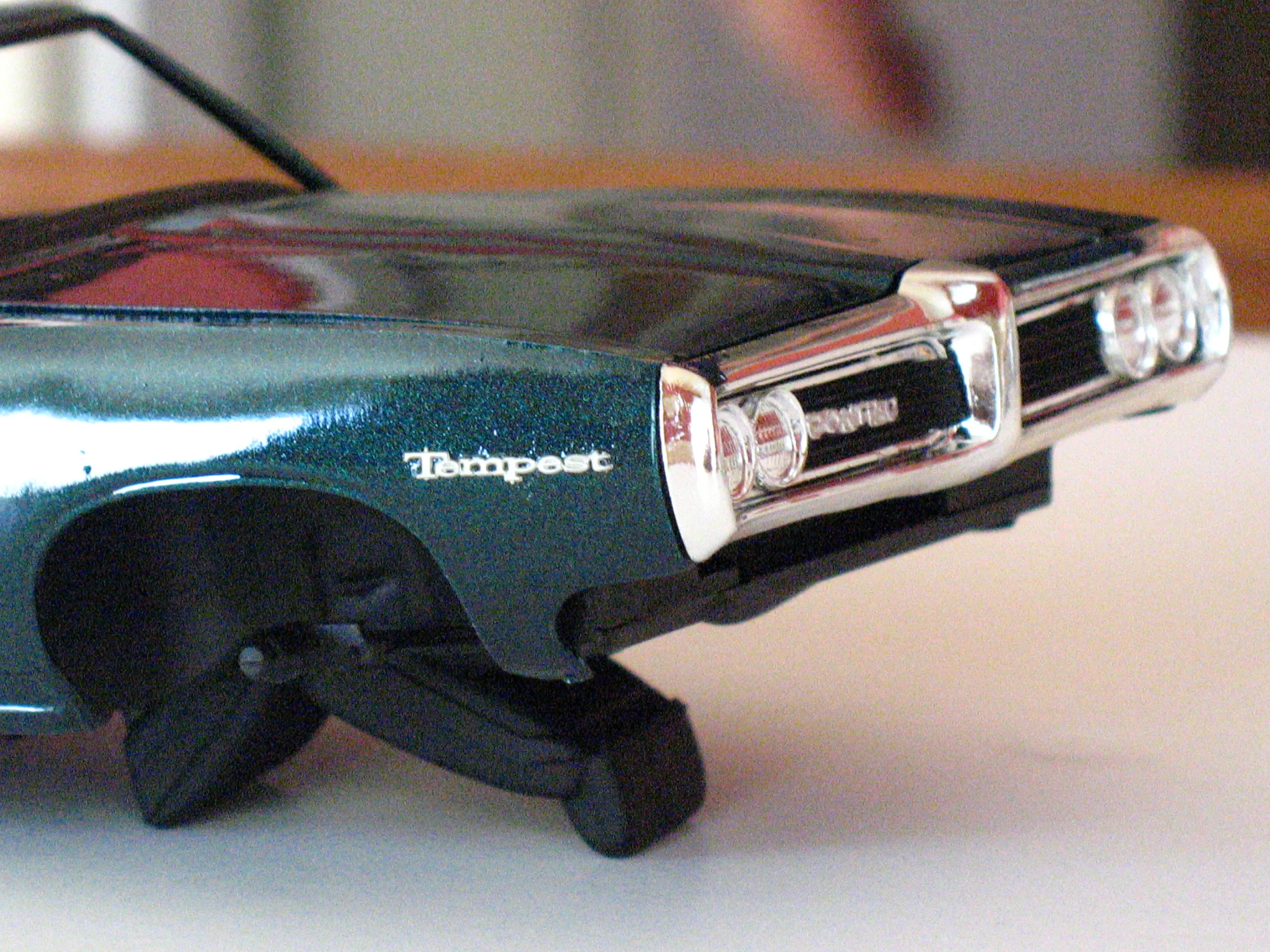 /img/47111-lemans66-diecast-usb-closeup.webp