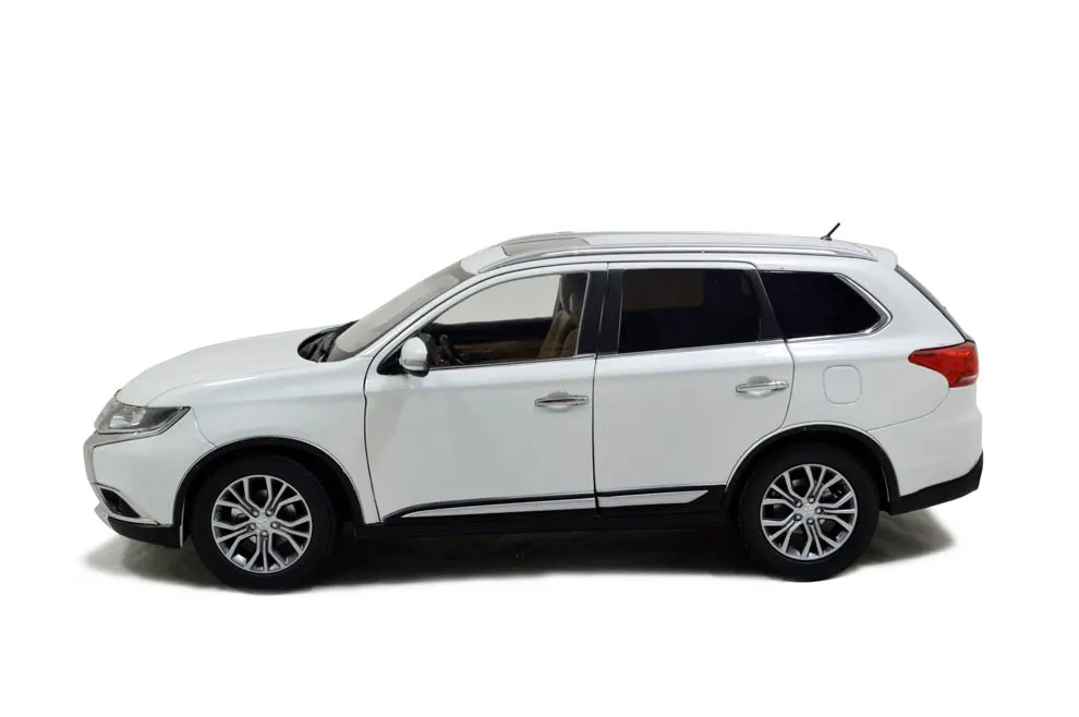 /img/47121-mitsubishi-outlander-diecast-car-7.webp