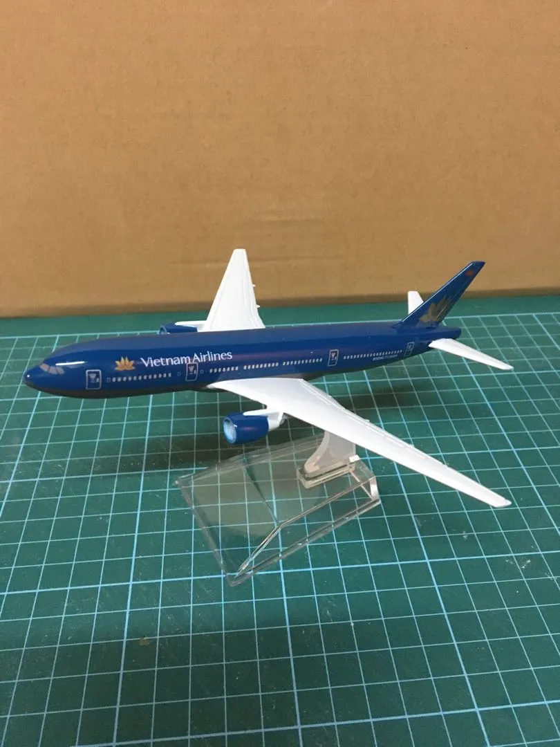 47125 777 diecast model close up