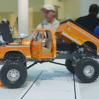 /img/47184-rc-diecast-trucks-playing.webp