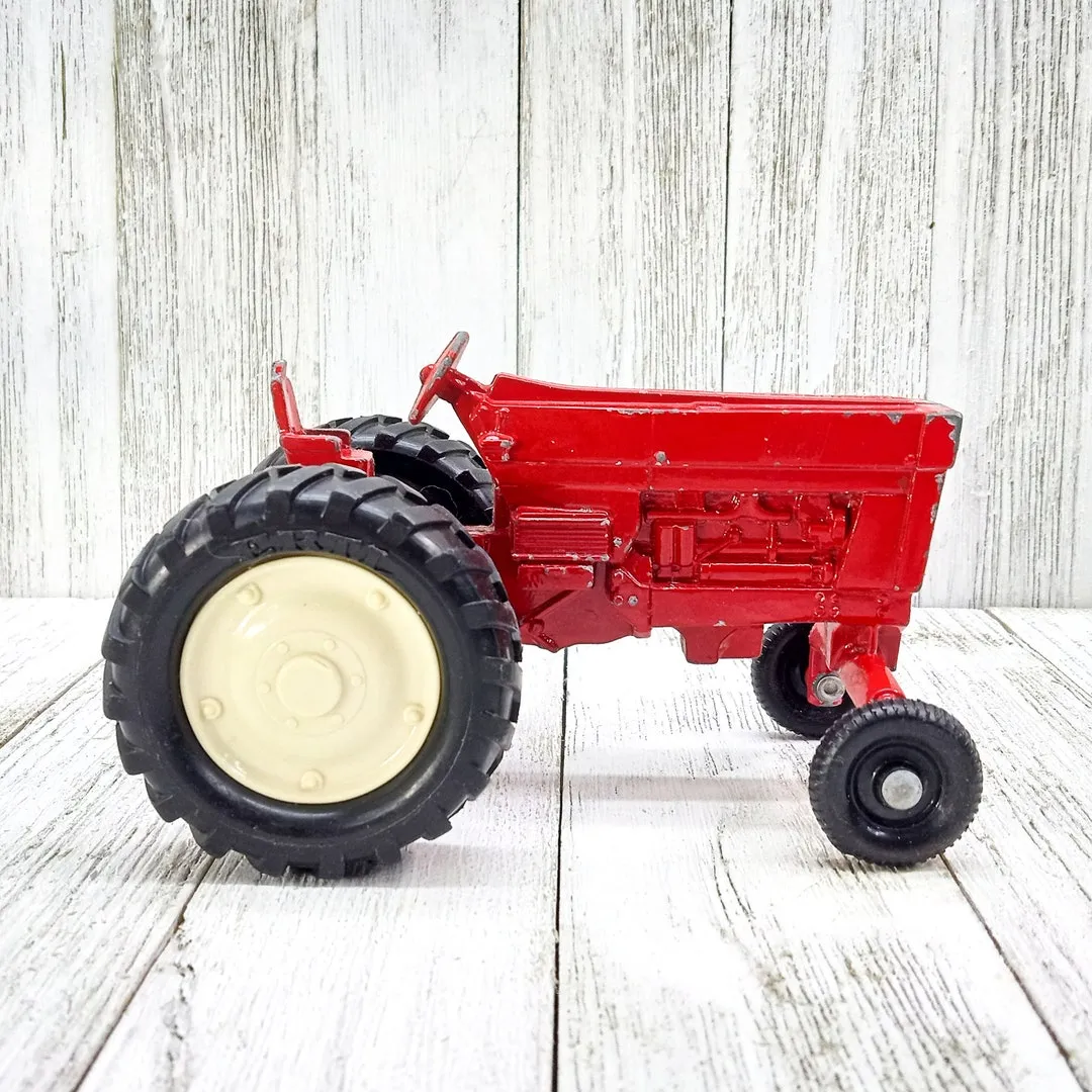 /img/47201-diecast-tractor-toy-display.webp