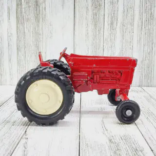 /img/47201-diecast-tractor-toy-display.webp